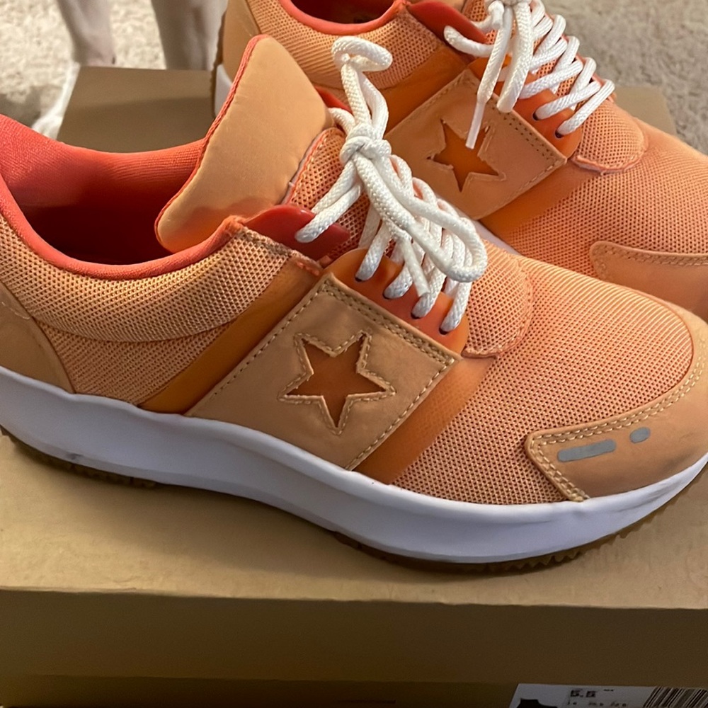Converse One Star Sneakers. Never been worn (Sample)Unisex size 5.5